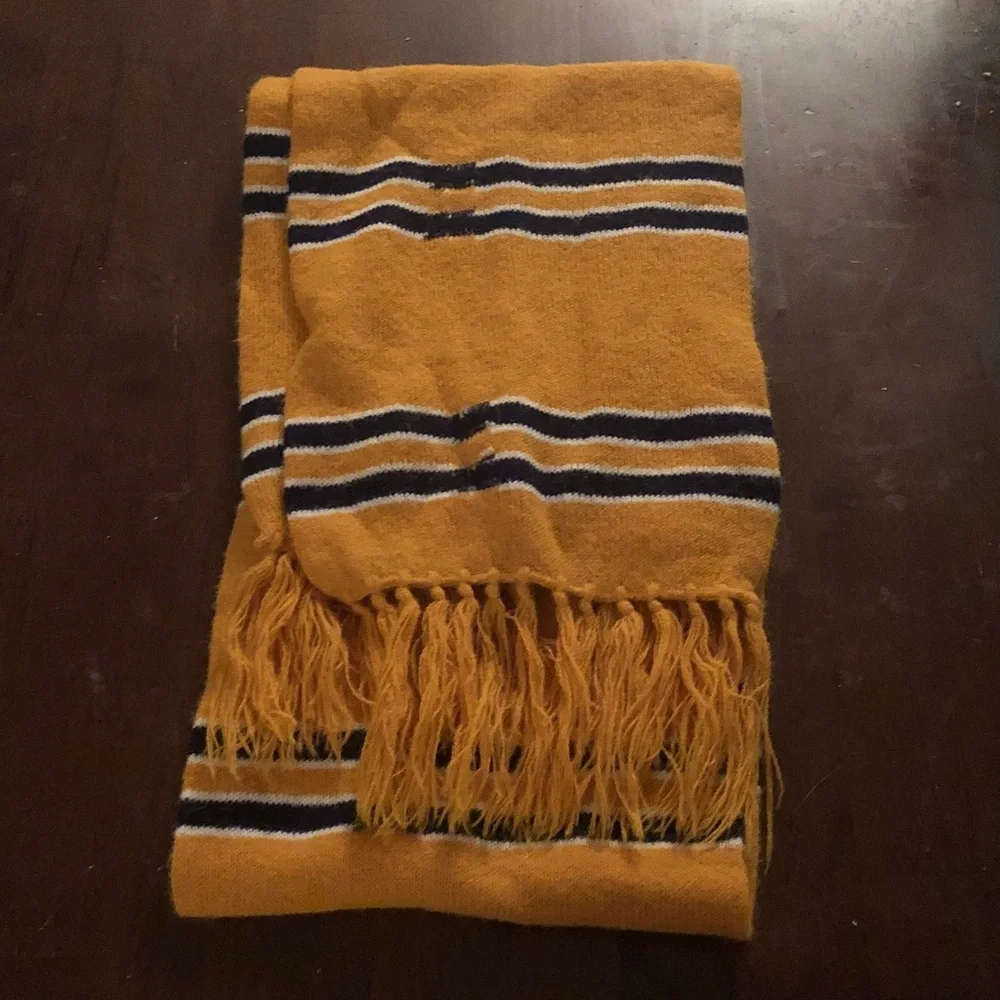 🍄 Vintage Men’s Striped Yellow and Black Scarf